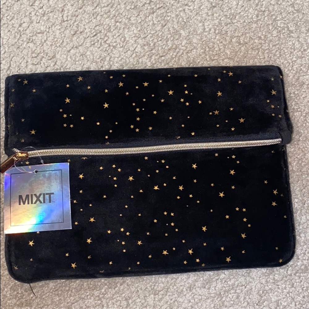 NWT clutch by Mixit